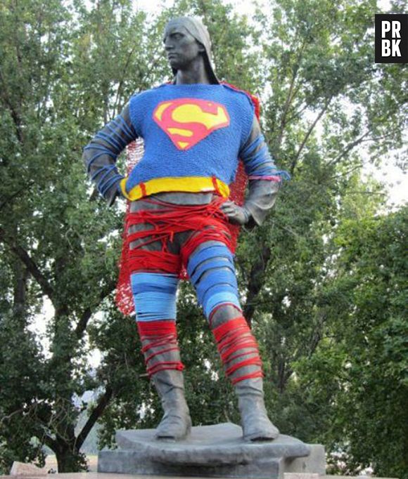 Alguém achou que essa estátua ia ficar melhor com a roupa do Super-Man...