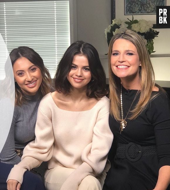 Selena Gomez posa com a amiga e doadora Francia Raisa e com a repórter Savannah Guthrie