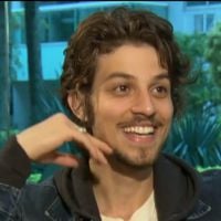 Chay Suede brinca sobre origem de seu nome: "Inventado pelo meu avô"