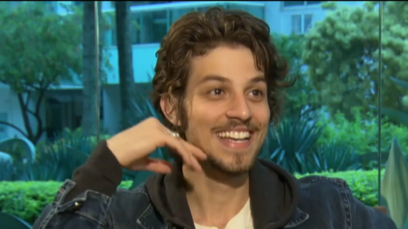 Chay Suede brinca sobre origem de seu nome: "Inventado pelo meu avô"