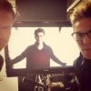 Matthew Davis e Zach Roerig brincam com a foto de Paul Wesley nas imagens do 6ª ano de "The Vampire Diaries"