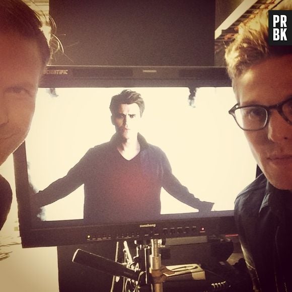 Matthew Davis e Zach Roerig brincam com a foto de Paul Wesley nas imagens do 6ª ano de "The Vampire Diaries"