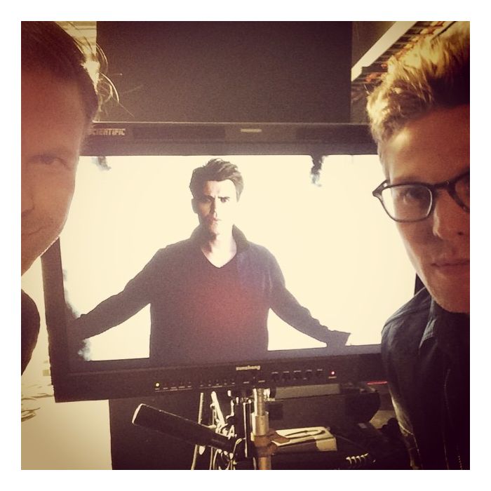 Matthew Davis e Zach Roerig brincam com a foto de Paul Wesley nas imagens do 6ª ano de &quot;The Vampire Diaries&quot;