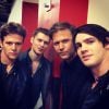 Zach Roerig, Joseph Morgan, Matthew Davis e Steven R. McQueen clicam uma selfie nos bastidores da sessão de fotos do 6ª ano de "The Vampire Diaries"