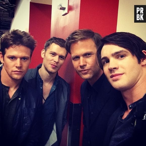 Zach Roerig, Joseph Morgan, Matthew Davis e Steven R. McQueen clicam uma selfie nos bastidores da sessão de fotos do 6ª ano de "The Vampire Diaries"