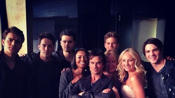 "The Vampire Diaries": Ian Somerhalder e elenco se divertem em fotos do 6º ano