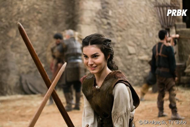 A Selena (Marina Moschen) de "Deus Salve o Rei" é uma jovem lutadora que não aceita os padrões da era medieval