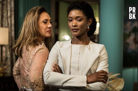 Em "O Outro Lado do Paraíso": Nádia (Eliane Giardini) finge ser carinhosa com Raquel (Érika Januza) para não contrariar Bruno (Caio Paduan)