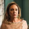 Em "O Outro Lado do Paraíso": Nádia (Eliane Giardini) não fica nada satisfeita em receber Raquel (Érika Januza) em sua casa