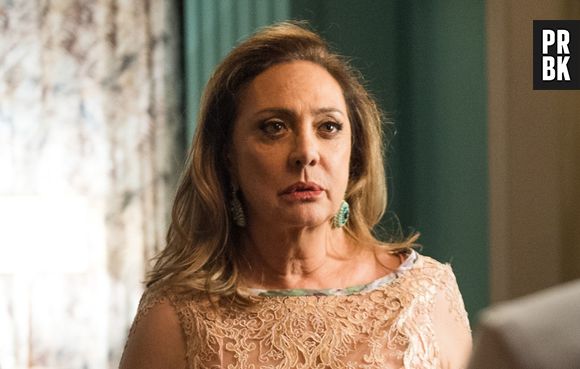 Em "O Outro Lado do Paraíso": Nádia (Eliane Giardini) não fica nada satisfeita em receber Raquel (Érika Januza) em sua casa