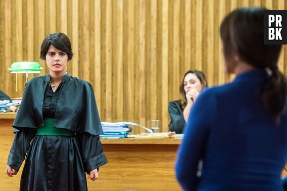 Em "O Outro Lado do Paraíso": durante seu julgamento, Duda (Gloria Pires) conta que é mãe de Adriana (Julia Dalavia)