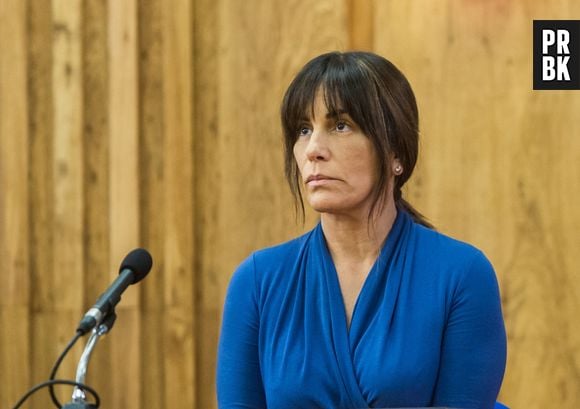 Em "O Outro Lado do Paraíso": ao ver a família de Adriana (Julia Dalavia), Duda (Gloria Pires) se dá conta de que ela é sua filha