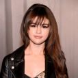 Selena Gomez participa de brincadeira onde tenta lembrar das letras de suas músicas