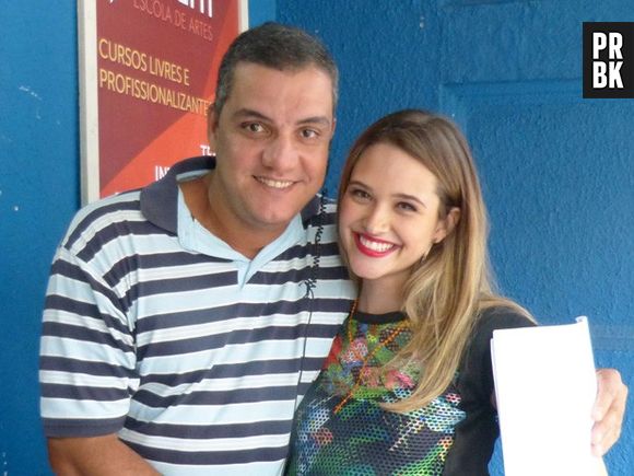 Juliana Paiva e um integrante da equipe de "Malhação" relembram os velhos tempos da gata por lá