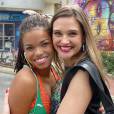 Juliana Paiva posa com Jeniffer Nascimentos nos bastidores de sua participação em "Malhação"