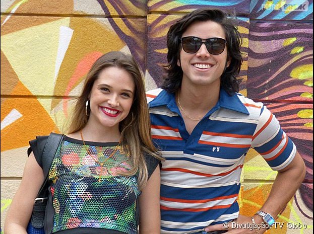 Juliana Paiva e Rodrigo Simas tiram foto nos bastidores da nova "Malhação"