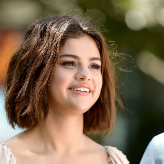 Selena Gomez anuncia, através do Instagram, que a música &quot;Back To You&quot; será lançada em 10 de maio