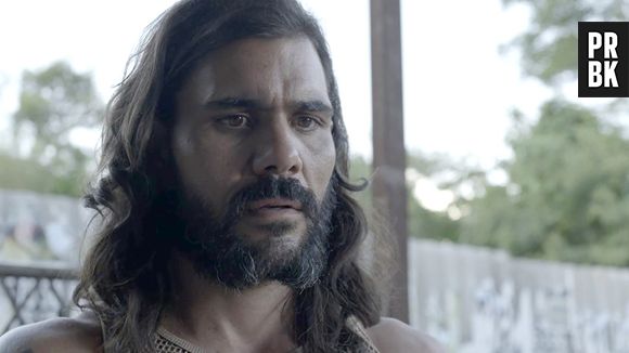 Em "O Outro Lado do Paraíso": Mariano (Juliano Cazarré) decide mostrar a barriga para provar que Sophia (Marieta Severo) o acertou com tesouradas