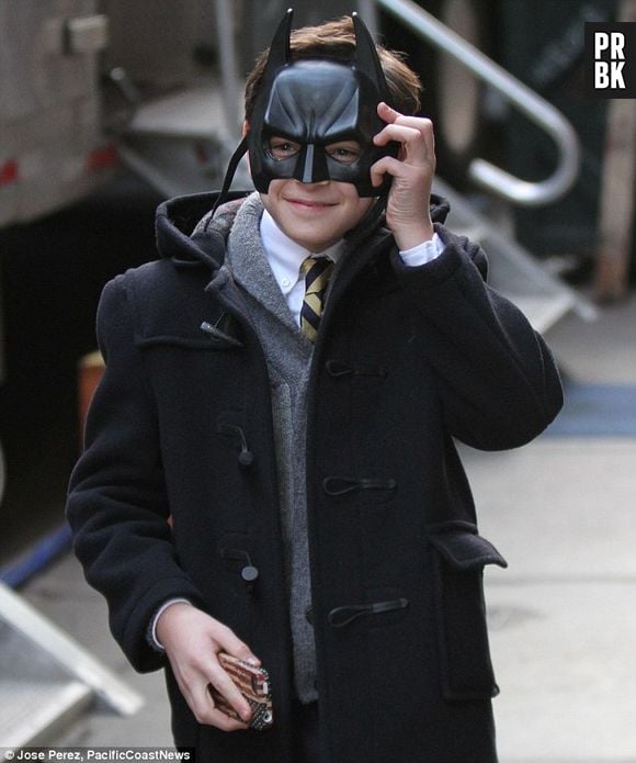 Bruce Wayne (David Mazouz) é o Batman na infância. Ator brinca nos sets de gravação de "Gotham"