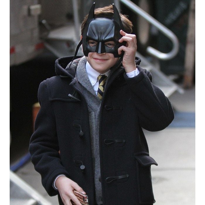  Bruce Wayne (David Mazouz) &amp;eacute; o Batman na inf&amp;acirc;ncia. Ator brinca nos sets de grava&amp;ccedil;&amp;atilde;o de &quot;Gotham&quot; 