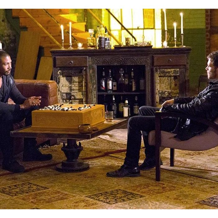  Em &quot;The Originals&quot;, Marcel (Charles Michael Davis) conversa com Klaus (Joseph Morgan) 