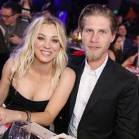 Kaley Cuoco, a Penny de "The Big Bang Theory", se casa na presença do elenco da série!