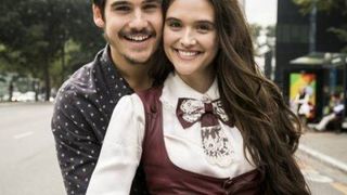 Juliana Paiva e Nicolas Prattes, casal em "O Tempo Não Para", estão namorando, afirma jornal