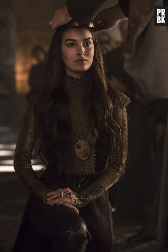 Selena (Marina Moschen) é coroada rainha de Lastrilha no último capítulo de "Deus Salve o Rei"