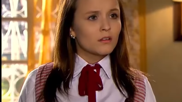 Novela "As Aventuras de Poliana": Mirela chora e pede ajuda de Raquel após ser expulsa de casa!