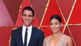 Gina Rodriguez, de "Jane The Virgin", mostra de perto sua aliança de noivado!