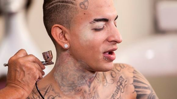 MC Guime aparece sem tattoos em gravação de programa de Rodrigo Faro