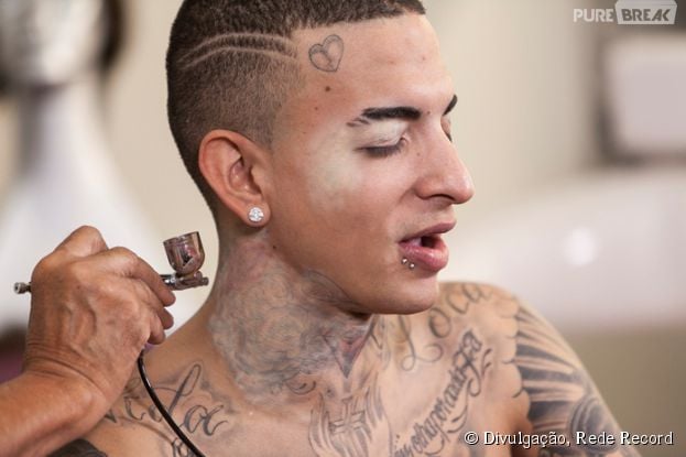 MC Guime ficou sem suas famosas tattoos para o "Hora do Faro", da Record