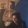 Em "Riverdale", Betty (Lili Reinhart) e Jughead (Cole Sprouse) investigam novas mortes na 3ª temporada