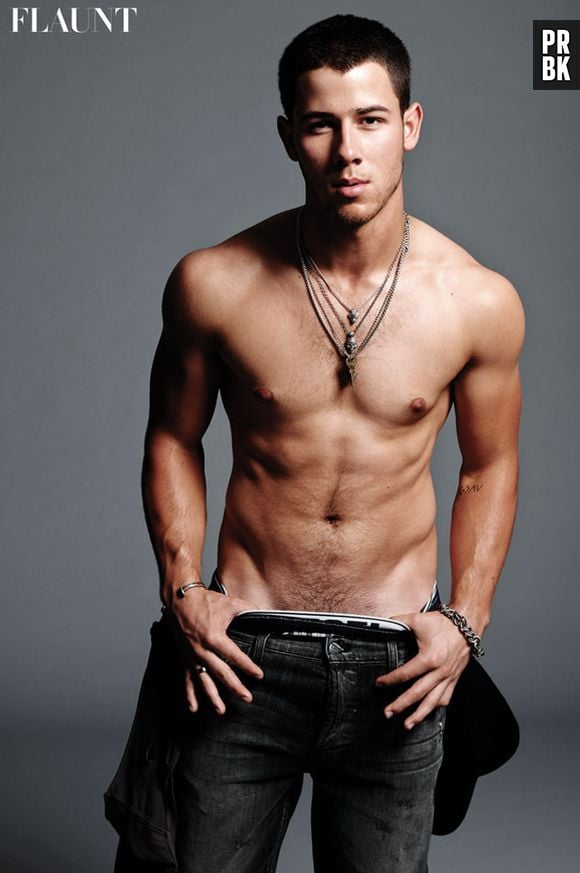 Nick Jonas deixa mostrar um pouquinho a mais no ensaio para a revista Flaunt