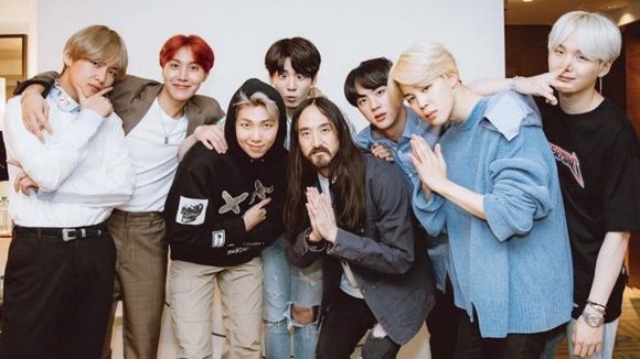Steve Aoki e BTS finalmente lançam clipe de "Waste It On Me" com galã de "13 Reasons Why"!