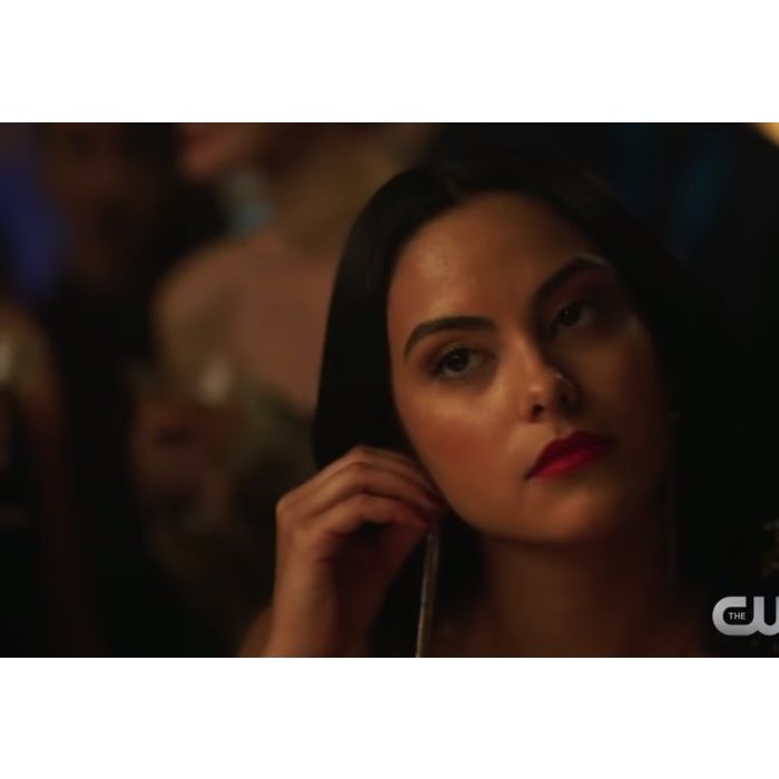 Em &quot;Riverdale&quot;: Veronica (Camila Mendes) arrisca seu negócio em promo de novo episódio
