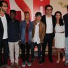 Wladimir Brichta, Wagner Moura e Rodrigo Santoro posam com os artistas revelações da noite em pré-estreia do filme "Trash"