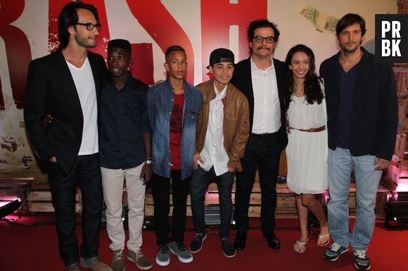 Wladimir Brichta, Wagner Moura e Rodrigo Santoro posam com os artistas revelações da noite em pré-estreia do filme "Trash"