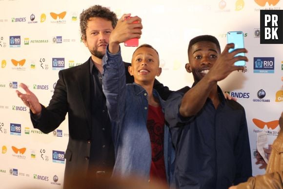 Momento selfie entre os meninos do filme "Trash" e Wagner Moura