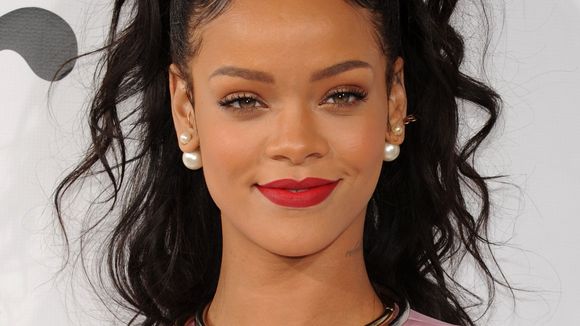 Com o objetivo de matar todo mundo do coração, Rihanna canta possível trecho de música nova