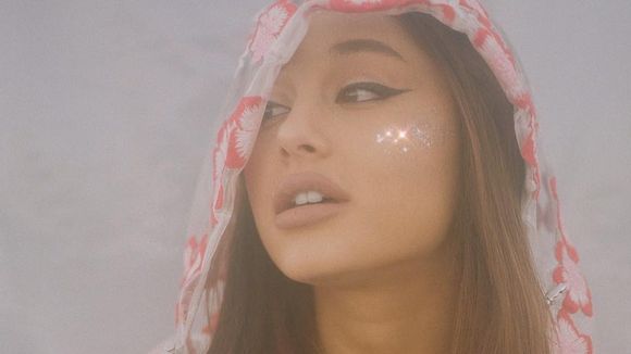 Parece que o novo álbum de Ariana Grande será lançado no dia 8 de fevereiro!