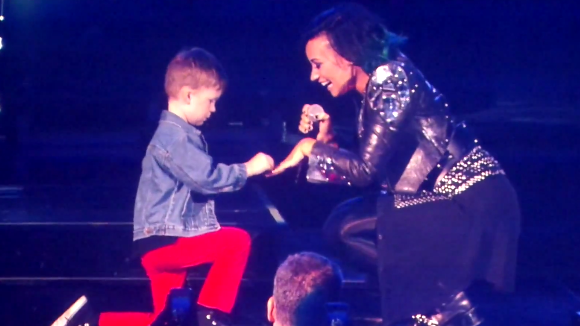 Garoto de 5 anos pede Demi Lovato em casamento no palco e dá show de fofura!