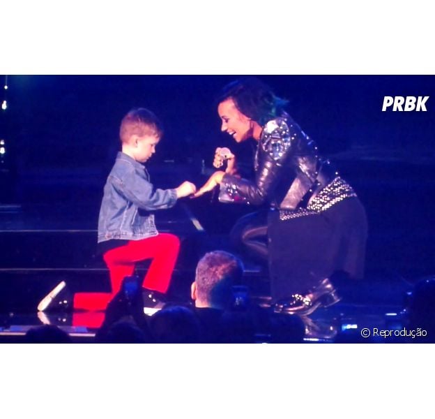 Grent, fã de cinco anos de idade, pede Demi Lovato em casamento durante seu show em Moline, nos EUA