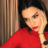 Com ou sem espinhas, Kendall Jenner segue maravilhosa e cheia de talento
