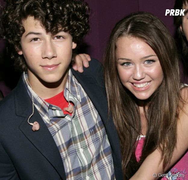 Parece que Miley Cyrus e Nick Jonas são amigos agora e cantora até compartilhou print de conversa