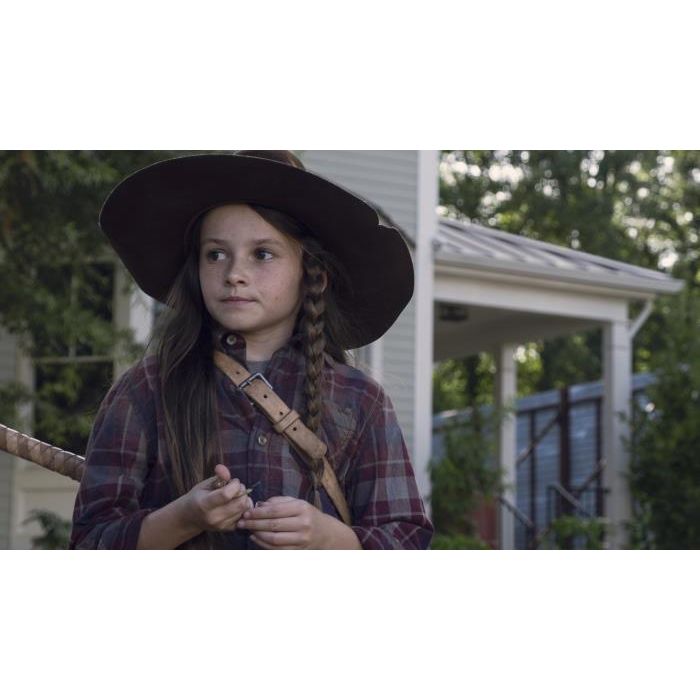Em &quot;The Walking Dead&quot;, na 9ª temporada: Judith (Cailey Fleming) é salva por Michonne (Danai Gurira)