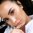 Demi Lovato desabafa após manchete dizendo que ela parecia estar "mais cheia"