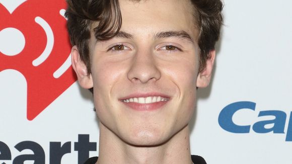 E o Shawn Mendes que foi barrado em um bar por ser menor de idade?