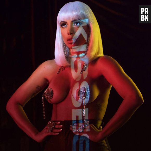 Além das parcerias, Anitta tamém lançou o álbum "Kisses" recentemente