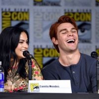 O KJ Apa está fazendo aniversário e a Camila Mendes aproveitou a data para dar uma zoada no amigo